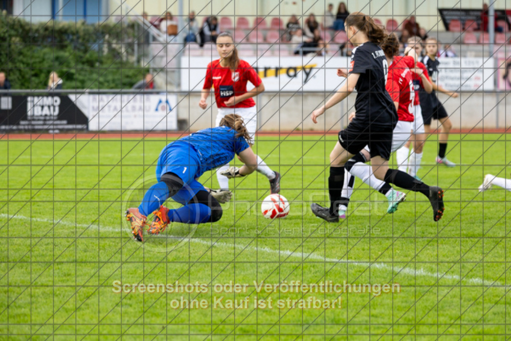 20250928_141052_0419 | #,1.FC Donzdorf (schwarz) vs. TV Derendingen (rot), Fussball, Frauen-Verbandsliga Württemberg, 03. Spieltag, Saison 2025/2026, Rasenplatz Lautertal Stadion, Süßener Straße 16, 73072 Donzdorf, 28.09.2025 - 13:00 Uhr,Foto: PhotoPeet-Sportfotografie/Peter Harich