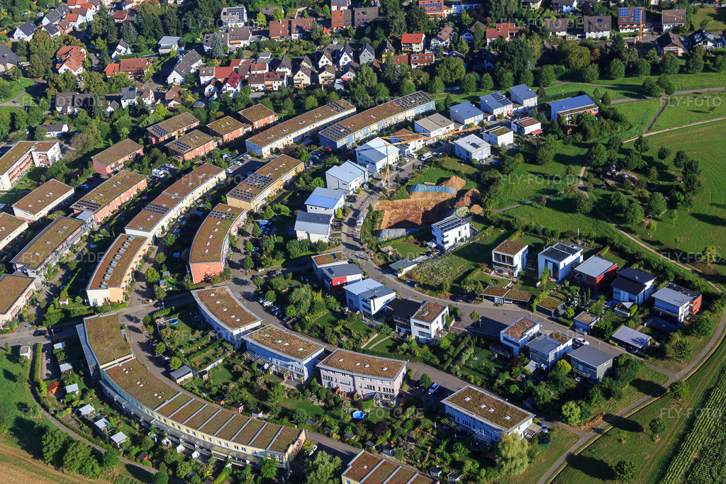 Luftbild: Wie ein Amphitheater angelegtes Wohnquartier Fünfzig Morgen im Ortsteil Hohenwettersbach in Karlsruhe im Bundesland Baden-Württemberg in Deutschland. Foto: IMG_092898.jpg vom 13.08.2016 durch Werner Riehm/FLY-FOTO.de