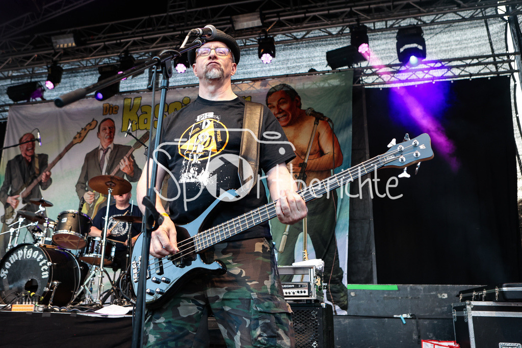 Sommer am Kiez | Mitch MAESTRO von der Band "Die Kassierer" beim Auftritt auf dem Augsburger Festival "Sommer am Kiez" an seinem Bass / Livemusik / Konzert / Musik / Laut / Punk / Punkmusik / Basser