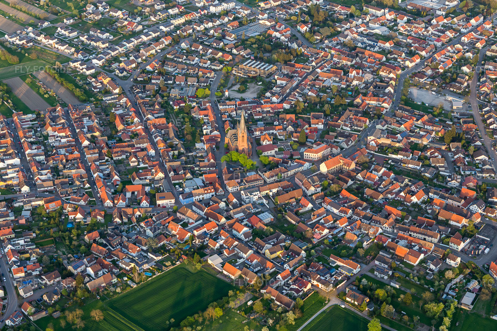 Luftbild: Ortsansicht im Ortsteil Rheinsheim in Philippsburg im Bundesland Baden-Württemberg in Deutschland. Foto: IMG_106646.jpg vom 17.04.2018 durch Werner Riehm/FLY-FOTO.de