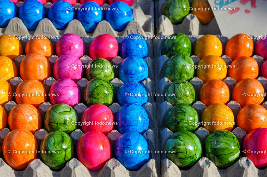 Deutschland_ Baden-Wuerttemberg_ Stuttgart_ 15.02.2025-7 | 15.02.2025, Deutschland, GER, Baden-Wuerttemberg, Stuttgart, im Bild Themenbild, Stadtansichten, Eier, Huehnereier, Huhn, Verkauf, Markt, Wochenmarkt, Bio, Lebensmittel, Karton, frisch, faerbig, gekocht, Ostern, Feature, Symbolbild