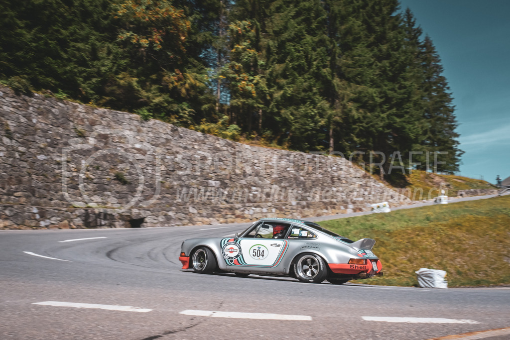21. Arosa ClassicCar 2025 - 6. =September= 2025 | Duschi B. Duschletta aus Freidorf (SUI) in einem Porsche 911 2.8 RSR aus dem Jahre 1973 mit Startnummer 504 am Arosa ClassicCar 2025 in der Kategorie Competition..@arosaclassiccar, @arosa.official, #arosaclassiccar, #arosa, #76curves, #classiccarBild: Sportfotografie Markus Aeschimann | www.markus-aeschimann.ch - Realisiert mit Pictrs.com