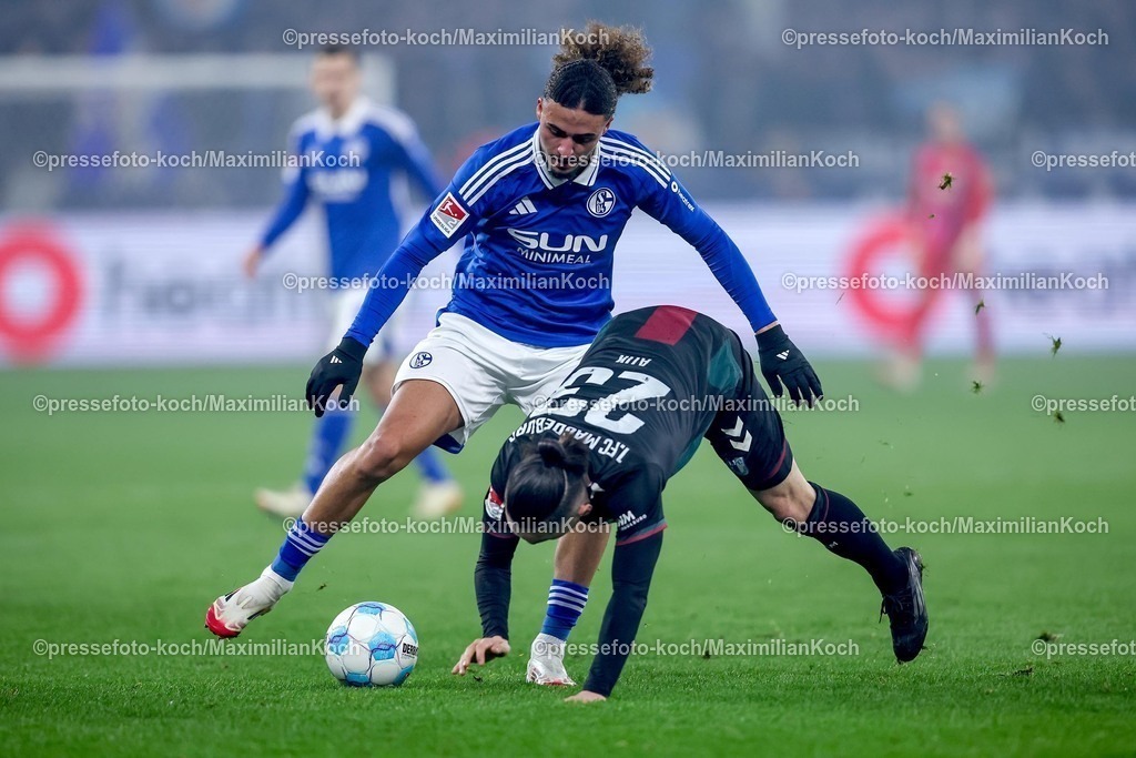 S0401022501029 | 01.02.2025, Fußball, FC Schalke 04 - 1. FC Magdeburg, 2.. Fußball Bundesliga, 20. Spieltag, Veltins-Arena Gelsenkirchen, Saison 2024 2025: Taylan Bulut (S04 #31) im Zweikampf gegen Baris Atik (1.FC Magdeburg #23)DFB regulations prohibit any use of photographs as image sequences and or quasi-video.