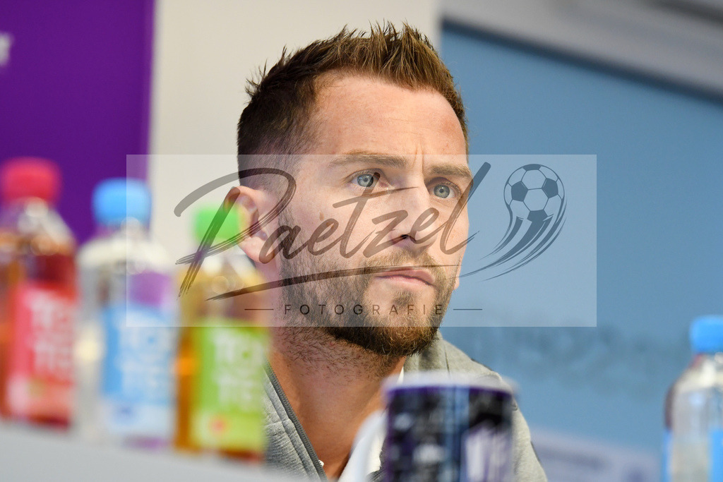 20200228_PKOSNA_0008 | Fussball, Herren: Marc Heider (VfL Osnabrueck) schaut waehrend der Pressekonferenz des VfL Osnabrueck im Presseraum des Stadion an der Bremer Bruecke am 28.02.2020 in Osnabrueck, Deutschland. - Realisiert mit Pictrs.com