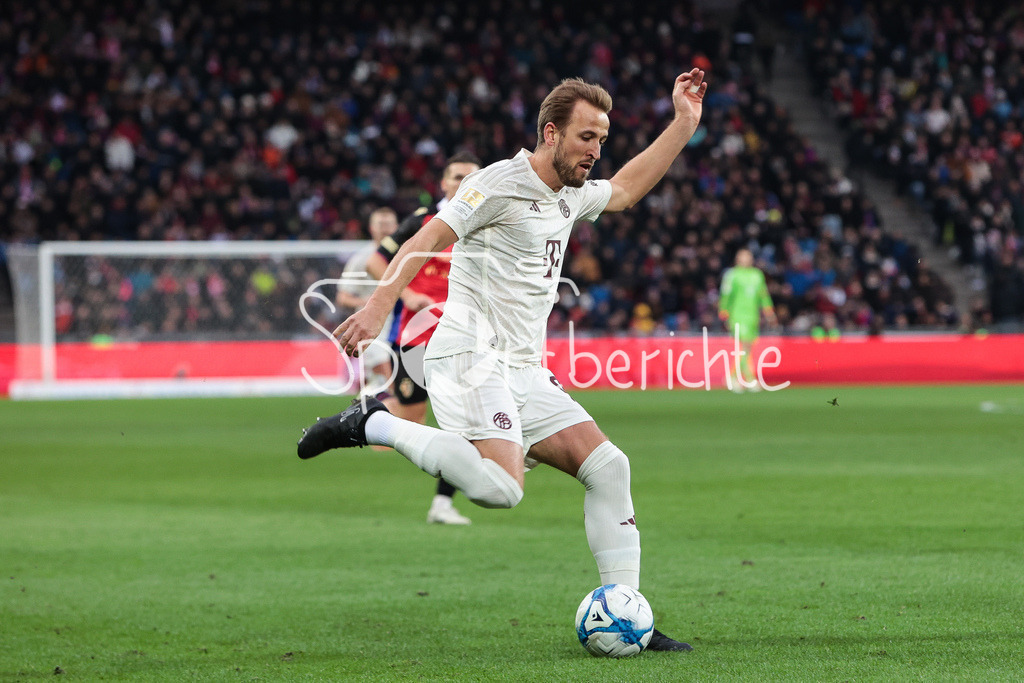 FC Basel - FC Bayern München | Harry KANE (FCB #9) am Ball / Freisteller / Einzelfoto