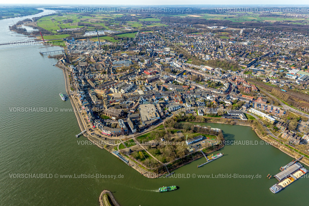 Emmerich240313323 | Luftbild, Rheinpromenade mit Ausflugsschiff und Innenstadtansicht City, kath. Kirche St. Aldegundis, Rheinparkcenter Emmerich Einkaufszentrum, Neubau vivAtrium Emmerich, Städtische Gesamtschule Emmerich am Rhein, Rheinpark und  Wasserstraßen- und Schifffahrtsamt Rhein Bundesbehörde, Emmerich, Emmerich am Rhein, Nordrhein-Westfalen, Deutschland