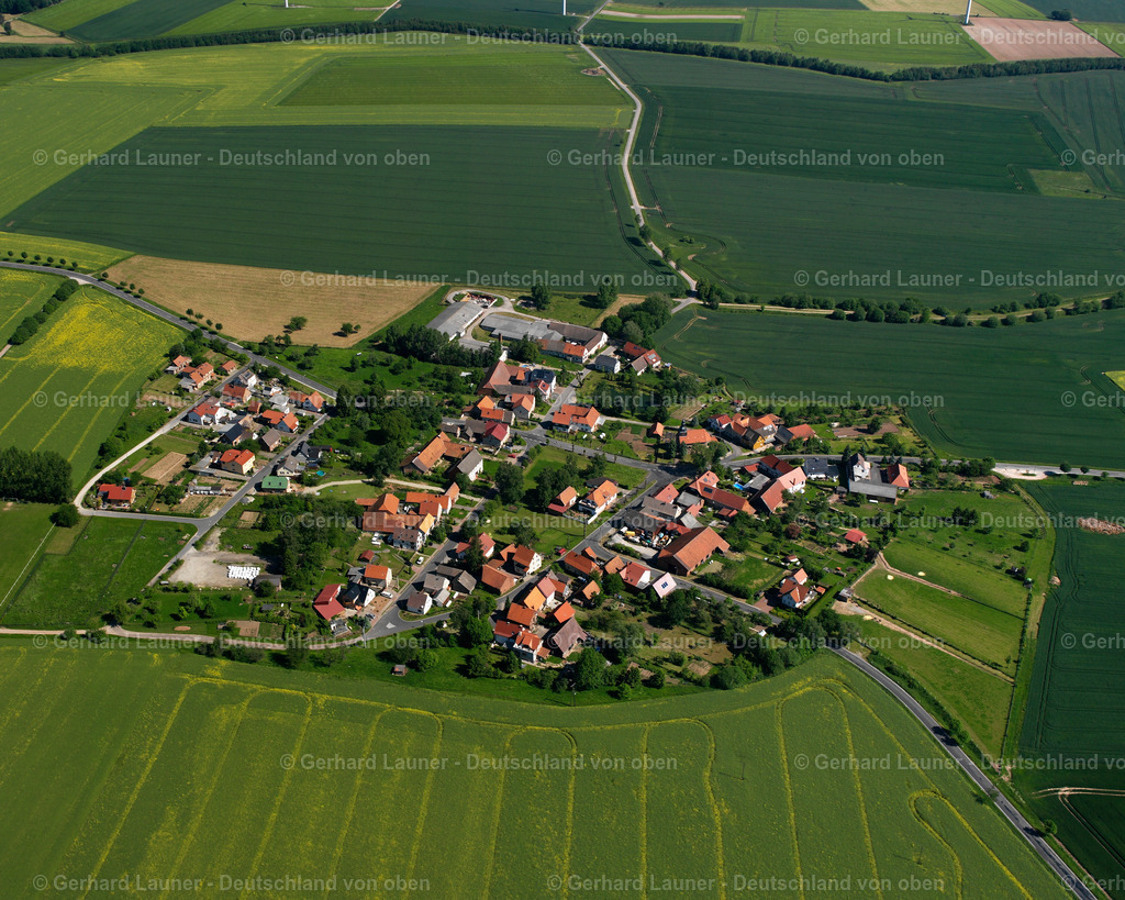 2634016 | BISCHHAGEN 09.06.2006 Landwirtschaftliche Nutzflächen und Feldgrenzen  umsäumen das Siedlungsgebiet des Dorfes in Bischhagen im Bundesland Thüringen, Deutschland // Agricultural land and field boundaries surround the settlement area of the village  in Bischhagen in the state Thuringia, Germany Foto: Gerhard Launer