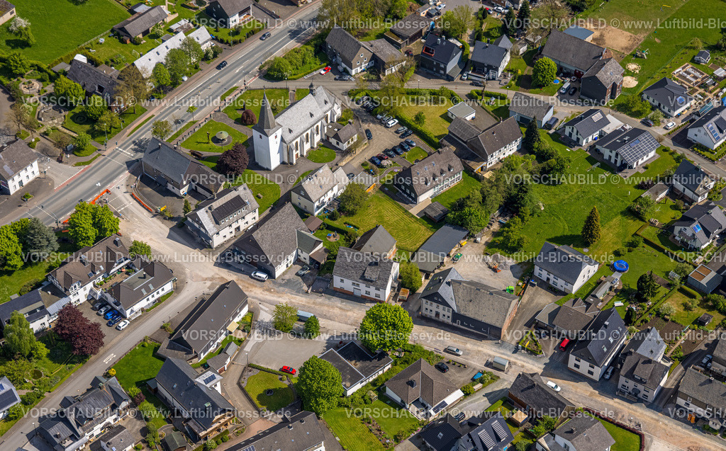 Brilon240503330 | Luftbild, Ortsmitte Wohngbebiet mit kath. Kirche St. Johannes Baptist, Löschgruppe Altenbüren Freiwillige Feuerwehr, Altenbüren, Brilon, Sauerland, Nordrhein-Westfalen, Deutschland