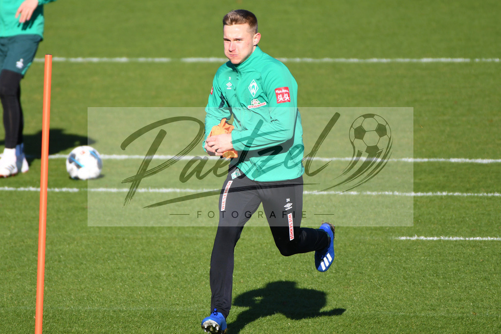 20200205_TRASVW_0034 | Fußball, Herren: Johannes Eggestein (SV Werder Bremen)&nbsp; schaut waehrend der Trainingseinheit des SV Werder Bremen im Wohninvest Weserstadion am 05.02.2020 in Bremen, Deutschland. - Realisiert mit Pictrs.com