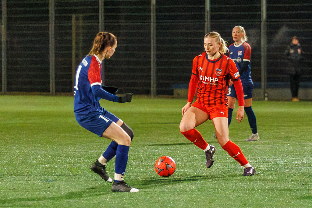FCHFCE_251121_1557 | 1.FC Heidenheim 1846 II vs. FC Ellwangen II, Fußball, Frauen, Bezirksliga, 2025/2026, 10. Spieltag, 22.11.2025 in Heidenheim, Kunstrasen b. Voith-Arena West, Flutlichtspiel(Foto: Michael Bulling) - Realisiert mit Pictrs.com