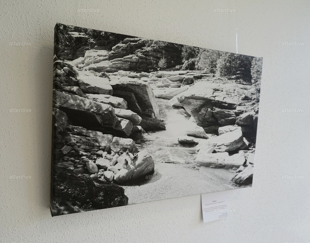 Swimsuit - 60 x 40 x 4 cm | Bestellbare Fotokunst von Melanie Stiebich: Analoge Schwarzweißbilder & digitale Farbwelten – als hochwertige Drucke für dein Zuhause. - Realisiert mit Pictrs.com