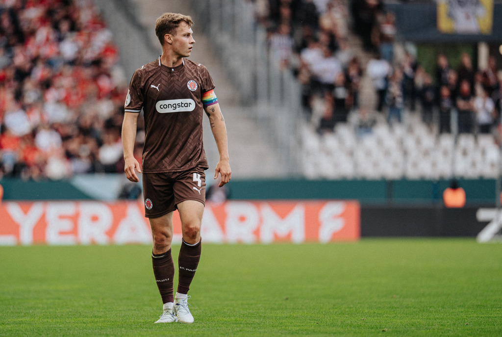 FCSP_YD-05658 | Der offizielle Shop für FC St. Pauli Fotos. Wähle aus Spielszenen & Fanmomenten dein FCSP Wunschformat. Wir liefern Millerntor-Atmosphäre.