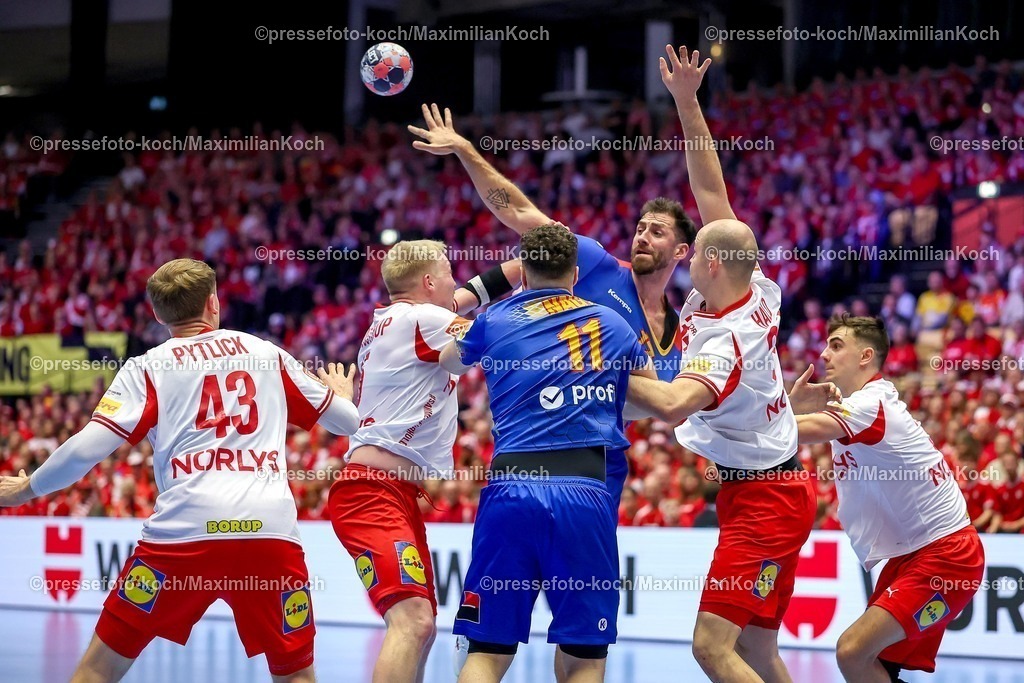 EHF18012602024 | 18.01.2026, Handball, Men's EHF EURO 2026, Dänemark - Rumänien, Jyske Bank Boxen in Herning, Dänemark, Preliminary Round:  Dan-Emil Racotea (Romania #17)  Robert Nagy (Romania #11) im Zweikampf gegen   Simon Bogetoft Pytlick (Denmark #43)  Magnus Saugstrup Jensen (Denmark #15)  Simon Bogetoft Pytlick (Denmark #43) 