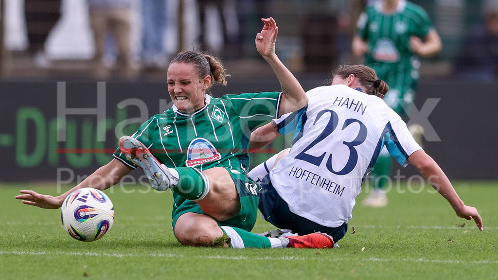 Fussball, Google Pixel Frauen-Bundesliga, SV Werder Bremen - TSG 1899 Hoffenheim | v.li.: Verena Wieder (SV Werder Bremen, 31) und Chiara Hahn (TSG 1899 Hoffenheim, 23) im Zweikampf, Duell, Dynamik, Aktion, Action, Spielszene, DIE DFB-RICHTLINIEN UNTERSAGEN JEGLICHE NUTZUNG VON FOTOS ALS SEQUENZBILDER UND/ODER VIDEOÄHNLICHE FOTOSTRECKEN. DFB REGULATIONS PROHIBIT ANY USE OF PHOTOGRAPHS AS IMAGE SEQUENCES AND/OR QUASI-VIDEO.