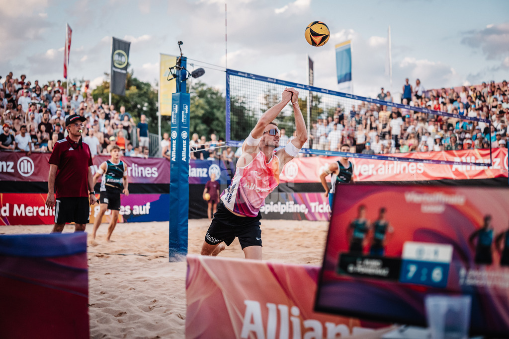 Beachvolleyball | Männer | Allianz German Beach Tour 2025 | Tourstop München | 05.07.2025 | Jonas Sagstetter rettet den Ball