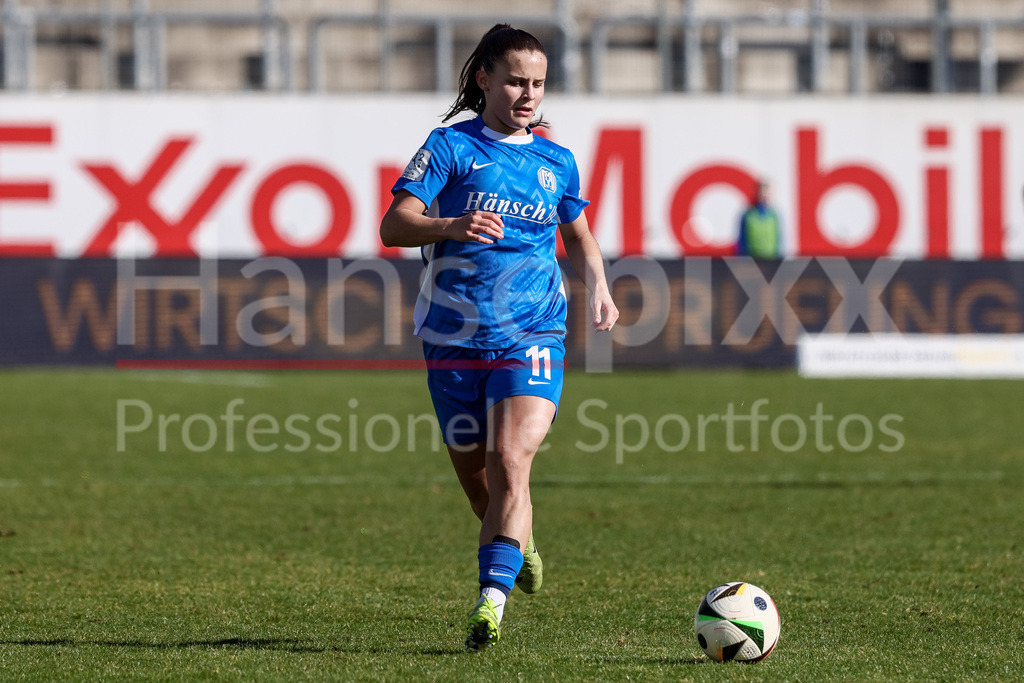 Fussball, 2. Frauen-Bundesliga, SV Meppen - SC Freiburg II | v.li.: Sarah Preuß (Preuss, SV Meppen, 11) am Ball, Freisteller, Einzelbild, Ganzkörper, Aktion, Action, Spielszene, DIE DFB-RICHTLINIEN UNTERSAGEN JEGLICHE NUTZUNG VON FOTOS ALS SEQUENZBILDER UND/ODER VIDEOÄHNLICHE FOTOSTRECKEN. DFB REGULATIONS PROHIBIT ANY USE OF PHOTOGRAPHS AS IMAGE SEQUENCES AND/OR QUASI-VIDEO.