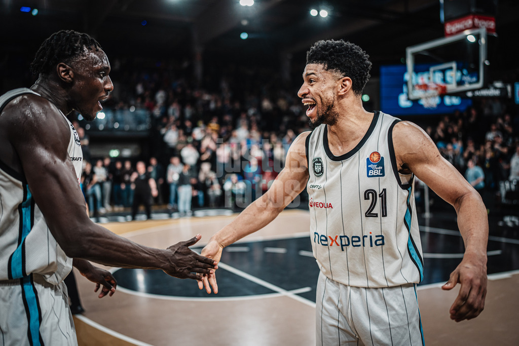 Basketball | Männer | Saison 2024/2025 | easyCredit Basketball Bundesliga | 18. Spieltag | Veolia Towers Hamburg vs. FIT/One Würzburg Baskets | 26.01.2025 | v.l. Kur Kuath (#23, Veolia Towers Hamburg) und Jordan Barnett (#21, Veolia Towers Hamburg) jubel nach dem Sieg