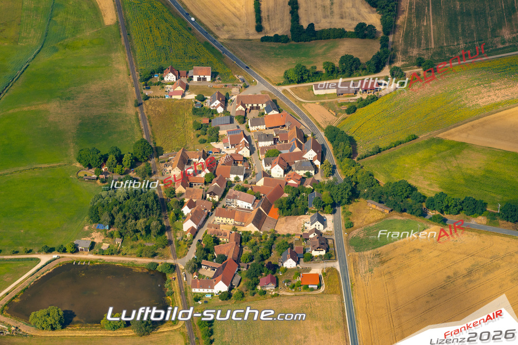 Das Luftbild zeigt : Oberndorf Pommersfelden - Die Luftaufnahme wurde 2023 vom UL-Flugzeug aus erstellt ( keine Drohne ) - Hochauflösende Luftaufnahme - Für grossformatige Ausdrucke geeignet. Die Geschenkidee !Mit Lizenz und Bildrechte bestellbar