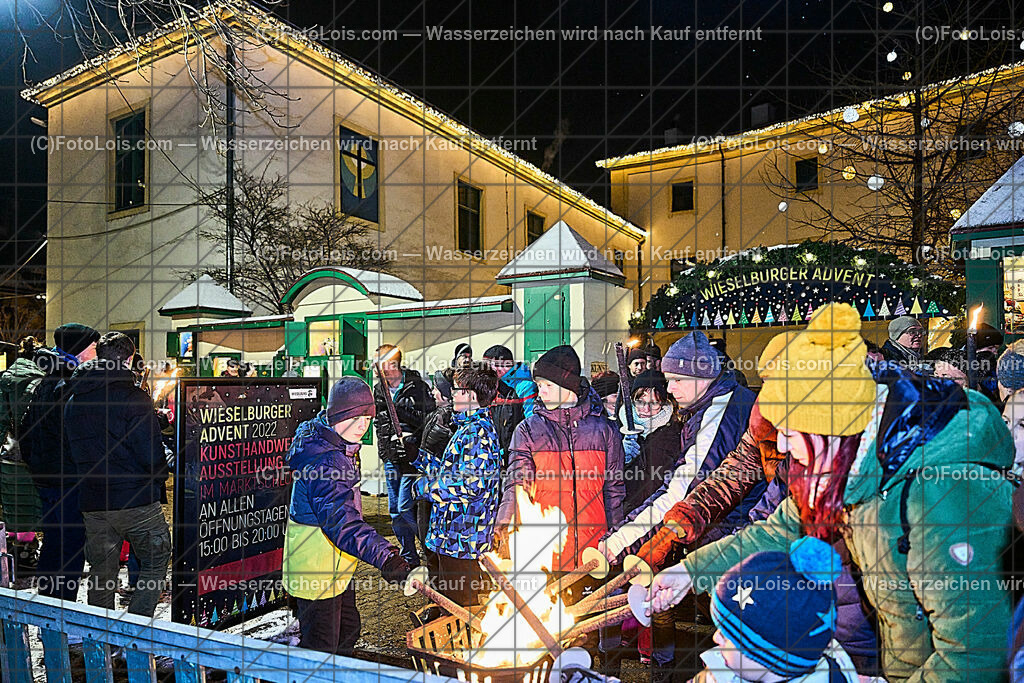 ALP9365_Wieselburger ADVENT_Wintersonnenwende_Fackeln | (C)FotoLois.com, Alois Spandl, Wieselburger Advent, Wintersonnenwendfeier mit Umzug durch die Stadt, Sonnenwendfeuer und Perchtenlauf mit Show im Schlosspark, Mitwirkung der Partnergemeinde EINBECK, Sa 17. Dezmber 2022.