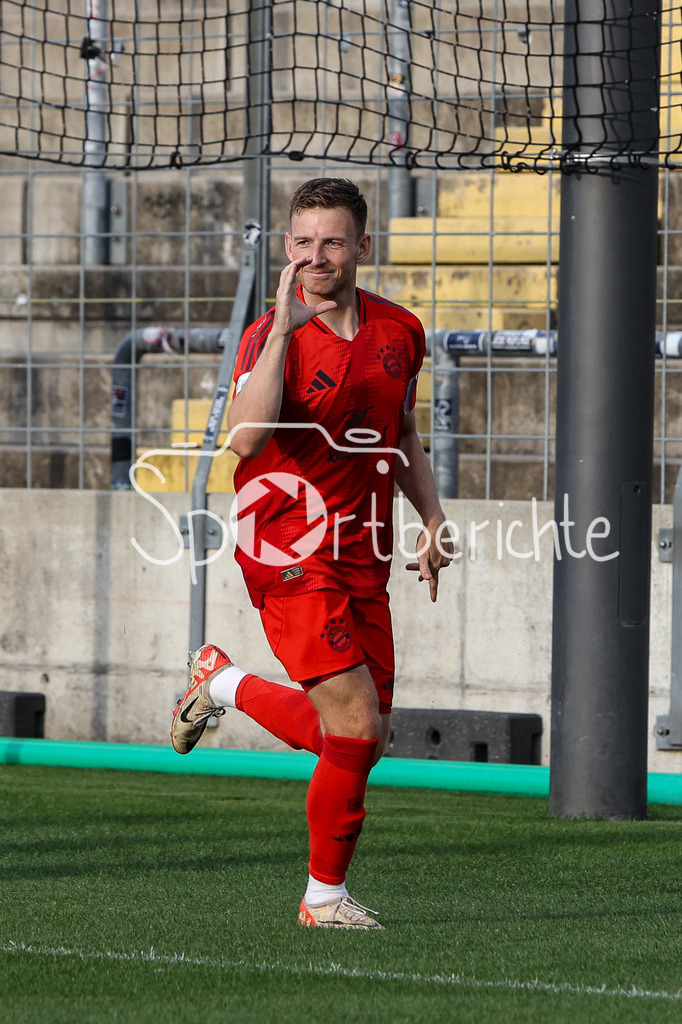 FC Bayern Amateure - SpVgg Bayreuth | Jubel nach dem Tor zum 1-0 durch Timo Kern (FCB #10) / Freude / Happy / Tor / Torschuetze