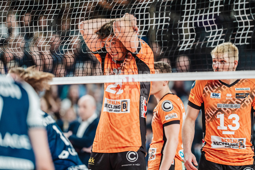 Volleyball | Herren | Saison 2024/2025 | 1. Volleyball Bundesliga Männer | Finale | SVG Lüneburg vs. BERLIN RECYCLING Volleys | 01.05.2025 | Tobias Krick (#21, Berlin Recycling Volleys) hat Angst vom Ball der Angabe getroffen zu werden