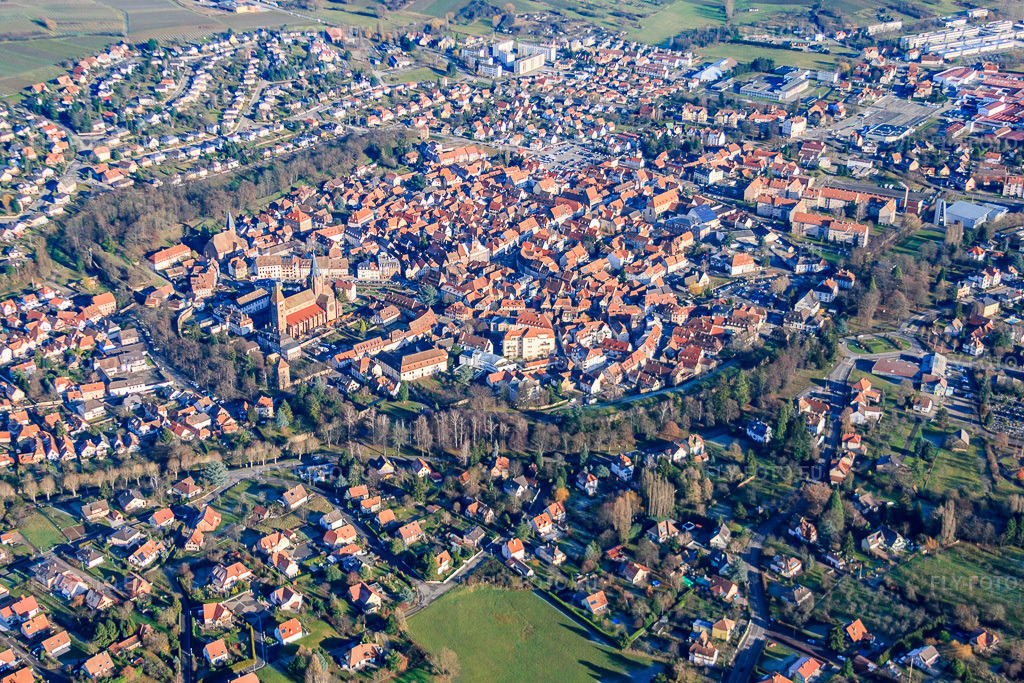 Vue aérienne: Vieille ville historique vue du sud-ouest à Wissembourg dans le département Bas Rhin, France – .Photo: IMG_48422.jpg prise le 11/12/2011 par Werner Riehm/FLY-FOTO.eu – Résolution de l'original: 4611 x 3074 px
