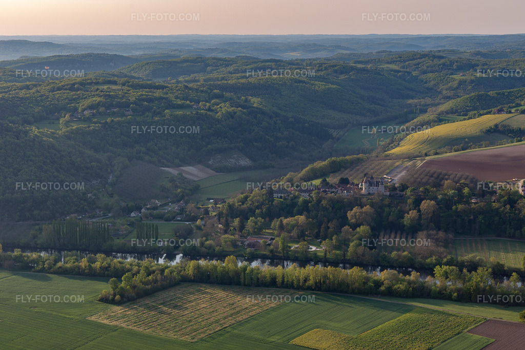 Aerial view: View of the town in Saint-Vincent-de-Cosse in the state Dordogne, France. – Photo: IMG_113712.jpg taken on 04/20/2019 by Werner Riehm/FLY-FOTO.com – Resolution of the original: 5045 x 3363 px