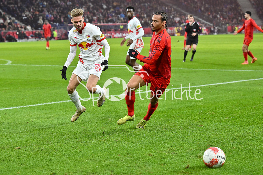 RB Salzburg - FC Bayern München | Im Duell Leandro MORGALLA (RB Salzburg 39) und Leroy SANE (FC Bayern Muenchen 10) / Zweikampf / Testspiel: RB Salzburg - FC Bayern Muenchen, Red Bull Arena am 06.01.2025
