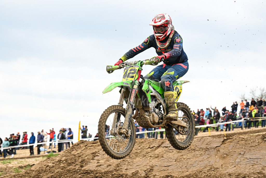 Motocross Schlatt bei Winterthur - 30. April 2023 | #42 Elmer Lukas aus Zuerich (CH) auf Kawasaki in der Kategorie ProRace Serie am Motocross Schlatt bei Winterthur, 30. April 2023. 
Instagram: @mx_schlatt | @mc_wila | @sam_schweiz
Bild: Sportfotografie Markus Aeschimann | www.markus-aeschimann.ch - Realisiert mit Pictrs.com