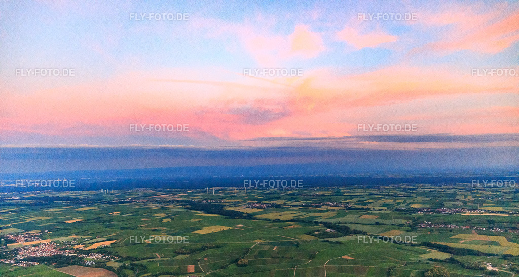 Abendstimmung  zwischen Klingbach- und Horbach-Tal aus Westen | Luftbild: Abendstimmung  zwischen Klingbach- und Horbach-Tal aus Westen im Ortsteil Klingen in Heuchelheim-Klingen im Bundesland Rheinland-Pfalz in Deutschland. Foto: IMG_115605.jpg vom 21.06.2019 durch Werner Riehm/FLY-FOTO.de - Realisiert mit Pictrs.com