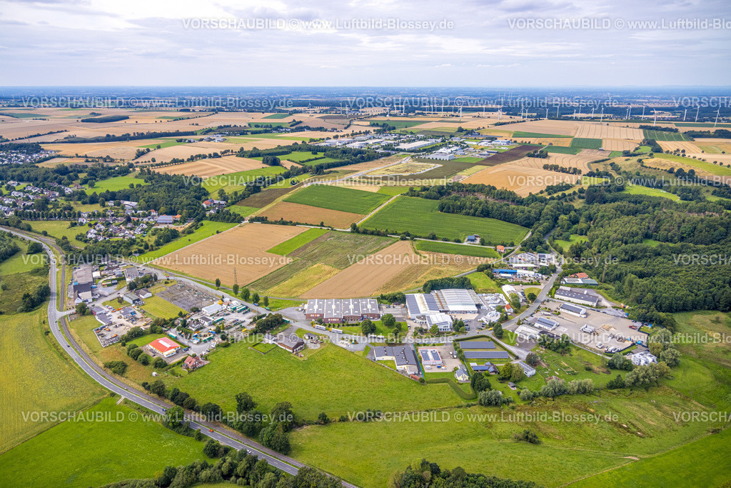 Warstein240713437Belecke | Luftbild, Gewerbegebiet Wiebusch, Wiesen und Felder mit Fernsicht, hinten das Gewerbegebiet-Nord und Windräder Windpark, Belecke, Warstein, Sauerland, Nordrhein-Westfalen, Deutschland