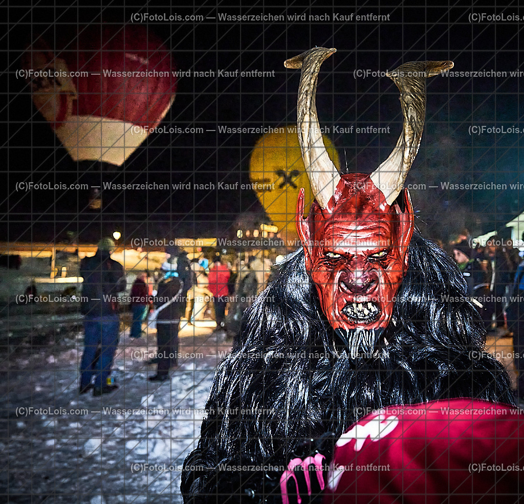 _ALP8419_NACHTderBALLONE_Lackenhof_Gaminger Oetscherteufel | ... mit dem Ballonsportclub Ötscherland aus Wieselburg, der Bergrettung Lackenhof mit einer Schauübung, der Perchtengruppe 'Gaminger Ötscherteufeln' und dem Musikverein Lackenhof, die Ballonfahrer spendeten ihre Gage in diesem Jahr dem schwer verunglückten Gerald Bernreiter alias 'KLEX' der erst nach der ReHa und einem Umbau seines Hauses in Lackenhof frühestens im Mai 2026 wieder nach Hause kommen kann, So 28. Dezember 2025.