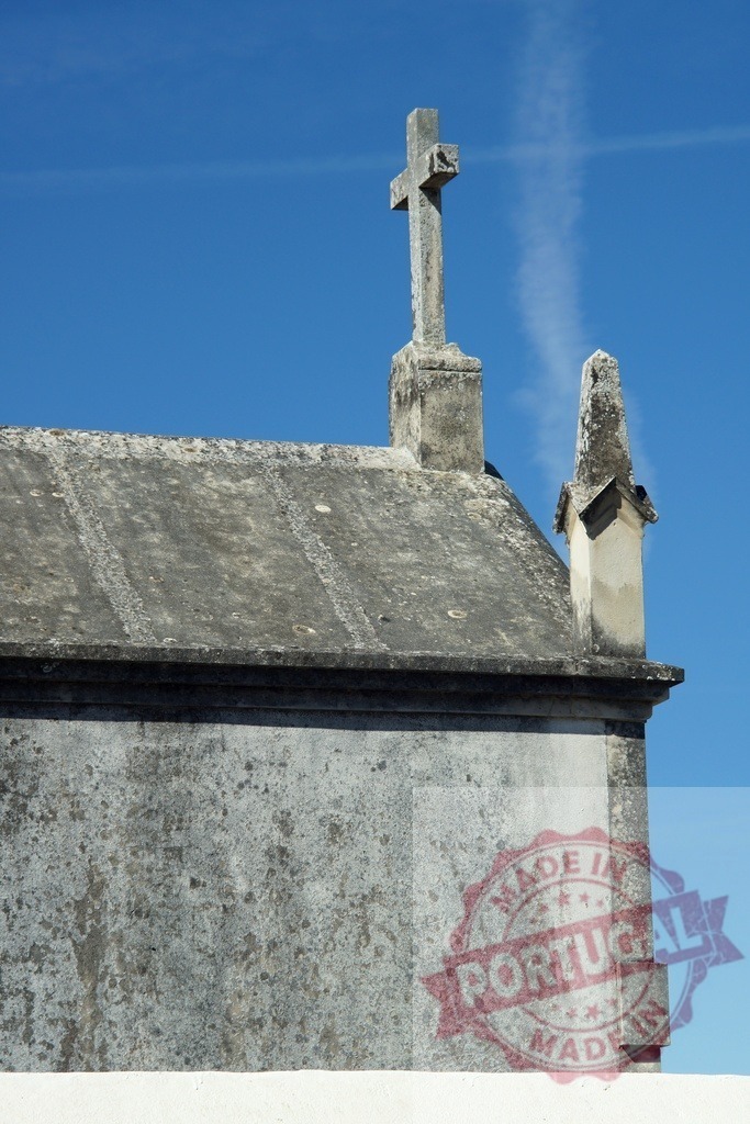 Stone cross on old cemetery vault under clear blue sky | Stone cross standing on a weathered cemetery vault, symbolizing religion, grief, and eternal rest - Realisiert mit Pictrs.com
