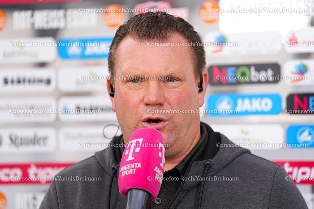 xYDRy18102501018 | 18.10.2025, xydrx, Fußball, 3.Liga, Rot-Weiss Essen - FC Viktoria Köln, Saison 2025 2026, Stadion an der Hafenstraße:  Uwe Koschinat (Cheftrainer Rot-Weiss Essen)  DFB regulations prohibit any use of photographs as image sequences and or quasi-video.