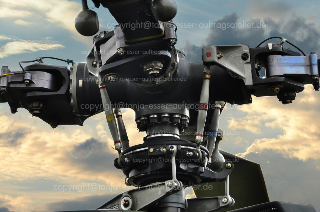 Rotor Helikopter Hubschrauber | Nahaufnahme von Hubschrauber Rotoren vor Sonnenuntergang Himmel mit Wolken. Aufgenommen auf dem Flugplatzfest in Brilon. 