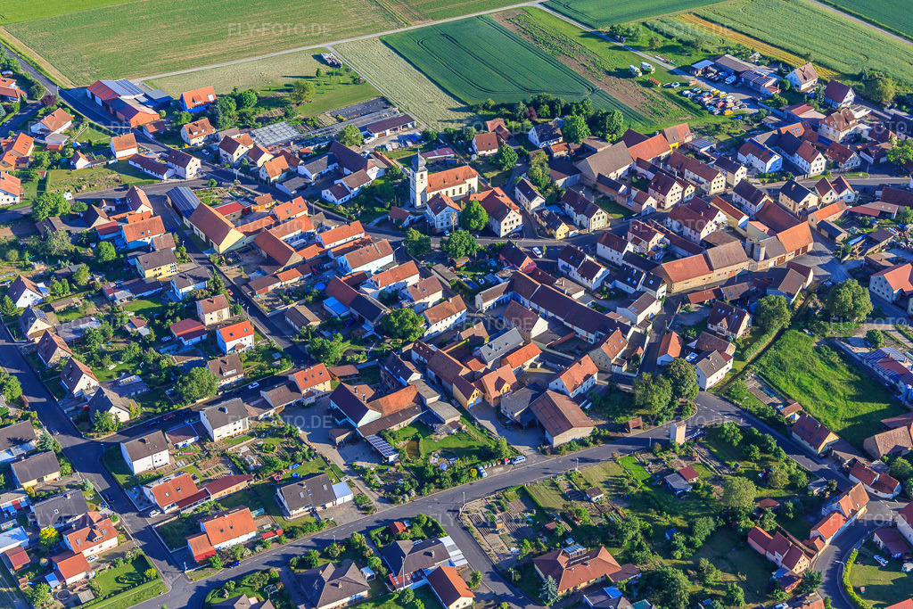 Luftbild: Dorfzentrum mit Kirche St. Ägidius im Ortsteil Gernach in Kolitzheim im Bundesland Bayern in Deutschland. Foto: IMG_100307.jpg vom 27.05.2017 durch Werner Riehm/FLY-FOTO.de