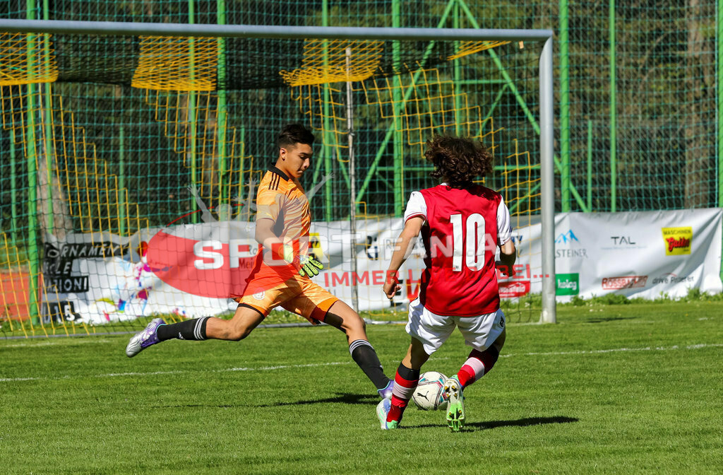 AUSTRIA U15 - MEXICO U15 | FABIAN SILBER (Austria #10) Cristo Navarete (Mexico #1) ; AUSTRIA U15 - MEXICO U15 am 29.04.2022 in Arnoldstein
(Sportplatz), AUSTRIA, (Photo by Ernst Krawagner sport-fan.at) - Realisiert mit Pictrs.com