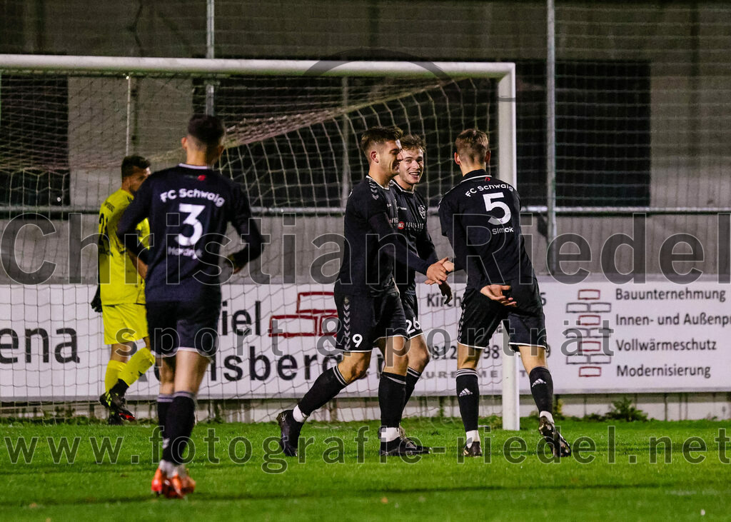 2023-11-03_037_FC_Schwaig_gegen_TuS_Holzkirchen | Oberding, Deutschland, 03.11.2023:
Fußball, Landesliga Südost 2023 / 2024, 19. Spieltag, FC Schwaig gegen TuS Holzkirchen, Endergebnis: 4:1

Jubel nach dem 1:0 durch Raffael Ascher (FC Schwaig, #9)
Simon Georgakos (FC Schwaig, #26), Mario Simak (FC Schwaig, #5)

Foto: Christian Riedel / fotografie-riedel.net