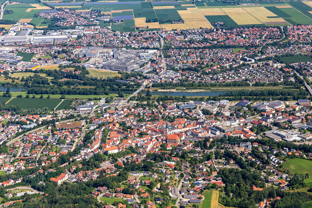 Luftbild: Stadtansicht an der Isar in Dingolfing im Bundesland Bayern in Deutschland. – Foto: IMG_132769.jpg vom 02.07.2022 durch Werner Riehm/FLY-FOTO.de – Auflösung des Originals: 5472 x 3648 px – Stadt Dingolfing - Stadt Dingolfing