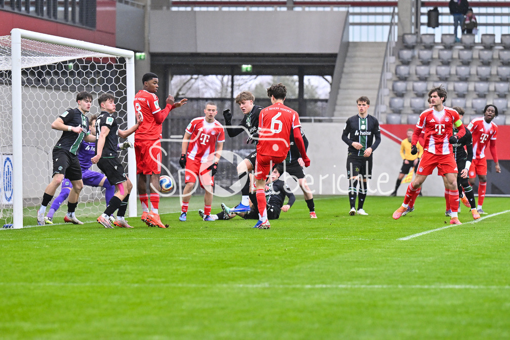 FC Bayern München - Hannover 96 | MUNICH, GERMANY - 15. FEBRUARY: in dieser Szene erzielt David DAIBER (FC Bayern München 6) den Treffer zum 1-0 / Tor / Torschuetze / Freude / Happy während dem Spiel zwischen der U19 des FC Bayern München und der U19 von Hannover 96 am 2. Spieltag der Hauptrunde der U19-DFB-Nachwuchsliga am FC Bayern Campus