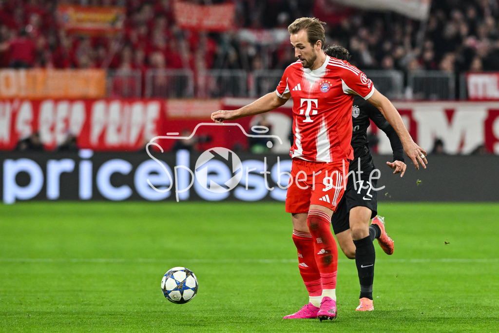 FC Bayern München - Sporting Lissabon | MUNICH, GERMANY - 09. DECEMBER: im Duell Harry KANE (FC Bayern Munich 9) und Eduardo QUARESMA (Sporting CP 72) während dem Match zwischen dem FC Bayern München und Sporting Lissabon am 6. Spieltag der UEFA Champions League Ligaphase in der Allianz Arena