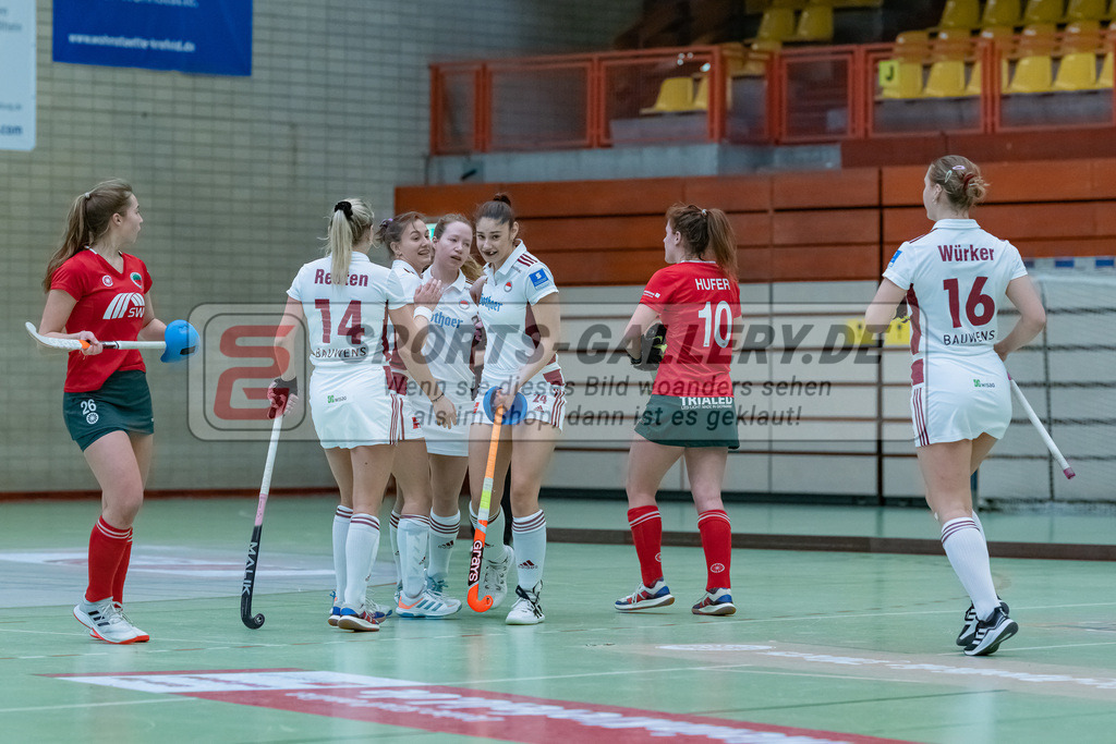 HK_20230122_103069 | 1. Bundesliga ( Halle ) Damen Crefelder HTC - Rot-Weiss Köln am 22.1.2023 Crefelder HTC  ( CHTC ) Halle Glockenspitz , Krefeld , Reuten Katharina ( Rot-Weiss Köln #14 ) , Fee Mazkour ( Rot-Weiss Köln #24 )