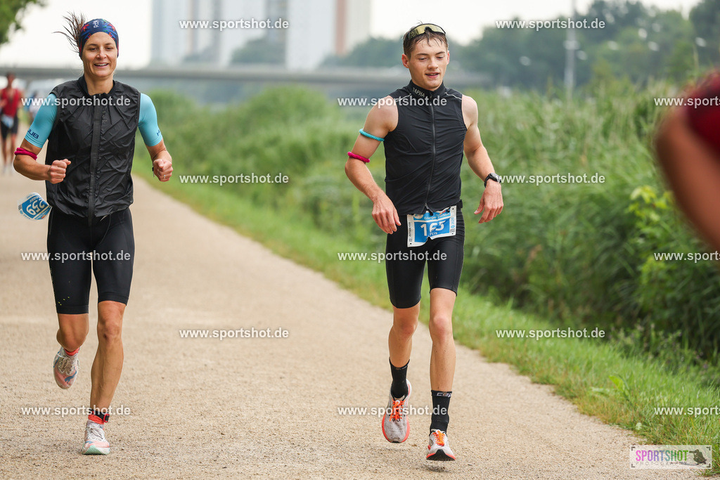 LUR_1939 | 34. M-net Erlanger Triathlon 2025 #erlangertriathlon  #mnettriathlon2025 #mnettriathlon #team #olympischedistanz #mitteldistanz #triathlon #maindonaukanal  #erlangertriathlon2025 #yourpictrs #tv1848 #tv1848erlangen  #triathlonbayern #sportinerlangen #demsportverbunden #sportshot_your_pictrs Copyright: www.sportshot.de