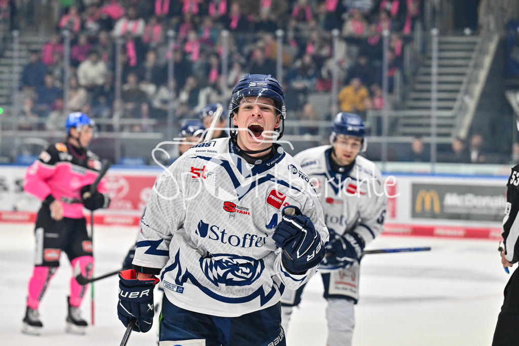 Augsburger Panther - Straubing Tigers | Jubel der Gaeste nach dem Treffer zum 0-2 durch Joshua SAMANSKI (Straubing Tigers #8) / Freude / happy / Tor / Torschuezte / DEL: Augsburger Panther - Straubing Tigers, Curt Frenzel Stadiom am 20.10.2024