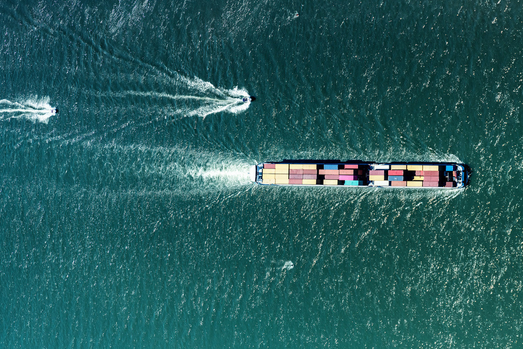 dr__0029933.jpg | OESTRICH-WINKEL 02.06.2019 Fahrt eines Container- Schiffes und ein Motorboot auf dem Rhein in Oestrich-Winkel im Bundesland Hessen, Deutschland. // Sailing container ship on Rhein in Oestrich-Winkel in the state Hesse, Germany. Foto: Daniel Reiter