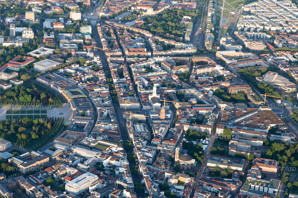Luftbild: Kaiserstr, Schloßplatz im Ortsteil Innenstadt-West in Karlsruhe im Bundesland Baden-Württemberg in Deutschland. Foto: IMG_099621.jpg vom 21.05.2017 durch Werner Riehm/FLY-FOTO.de