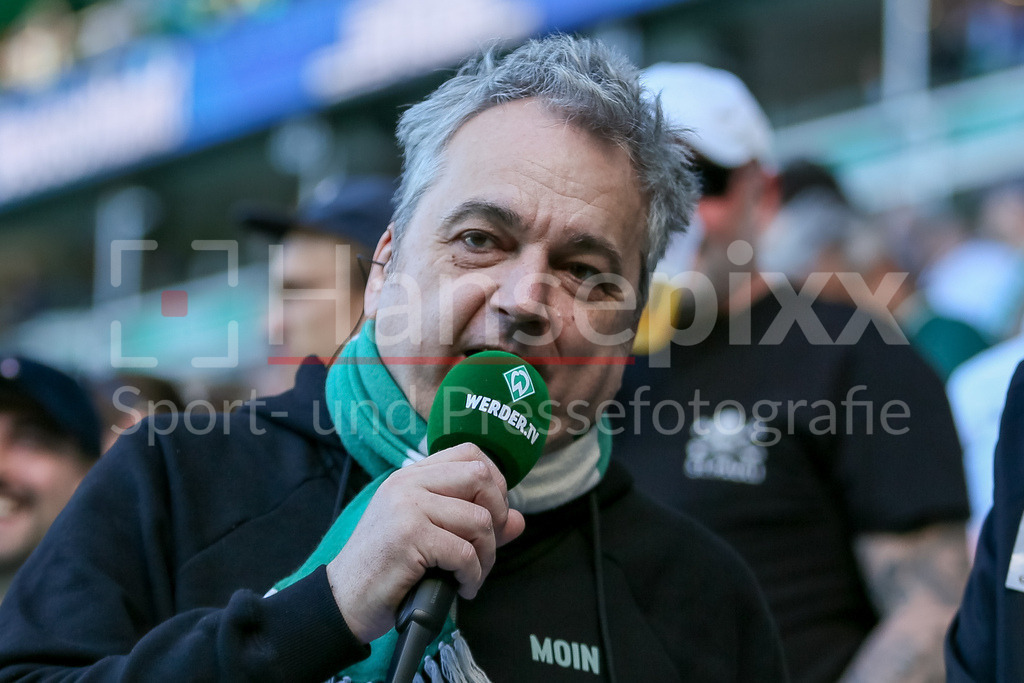 Fussball, Bundesliga, SV Werder Bremen - FC St. Pauli | Stadionsprecher Arnd Zeigler am Mikrofon, Portrait, Nahaufnahme, Einzelfoto, Einzelbild, DIE DFL-RICHTLINIEN UNTERSAGEN JEGLICHE NUTZUNG VON FOTOS ALS SEQUENZBILDER UND/ODER VIDEOÄHNLICHE FOTOSTRECKEN. DFL REGULATIONS PROHIBIT ANY USE OF PHOTOGRAPHS AS IMAGE SEQUENCES AND/OR QUASI-VIDEO.