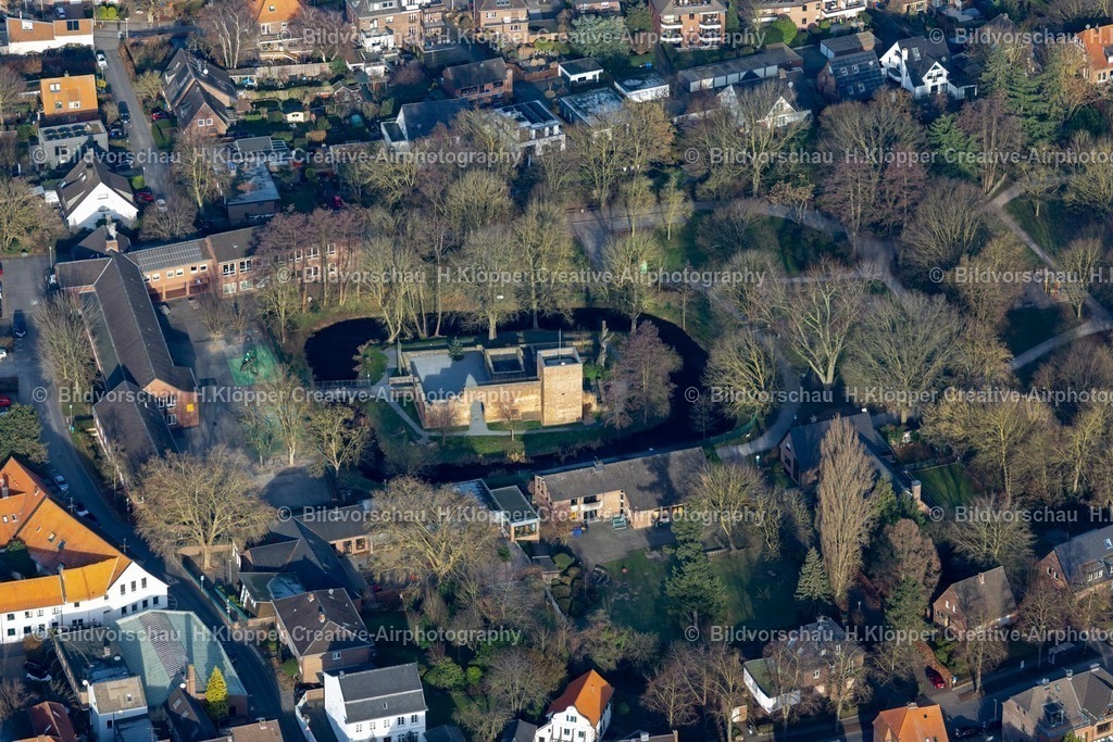 Luftbild Burg Huels Krefeld-8127 | Luftbildfotografie Ruine und Mauerreste der ehemaligen Burganlage " Hülser Burg " an der Straße Herrenweg in Hüls im Bundesland Nordrhein-Westfalen, Deutschland - Realisiert mit Pictrs.com