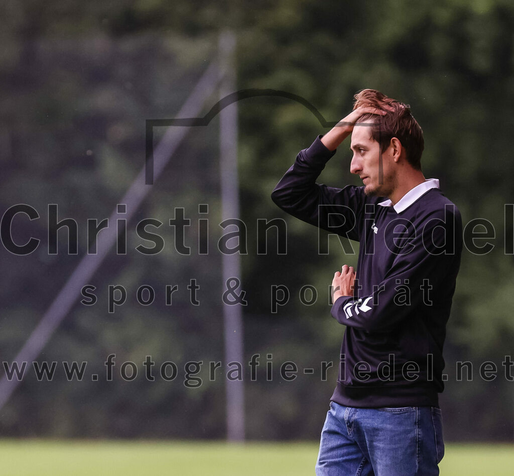 2023-08-06_008_SpVgg_Neuching_gegen_SG_Hoerlkofen-Woerth | Neuching, Deutschland, 06.08.2023:
Fußball, A-Klasse 2023 / 2024, 1. Spieltag, SpVgg Neuching gegen SG Hörlkofen/Wörth, Endergebnis: 0:0

Trainer Lorenz Becker (SG Hörlkofen/Wörth)

Foto: Christian Riedel / fotografie-riedel.net