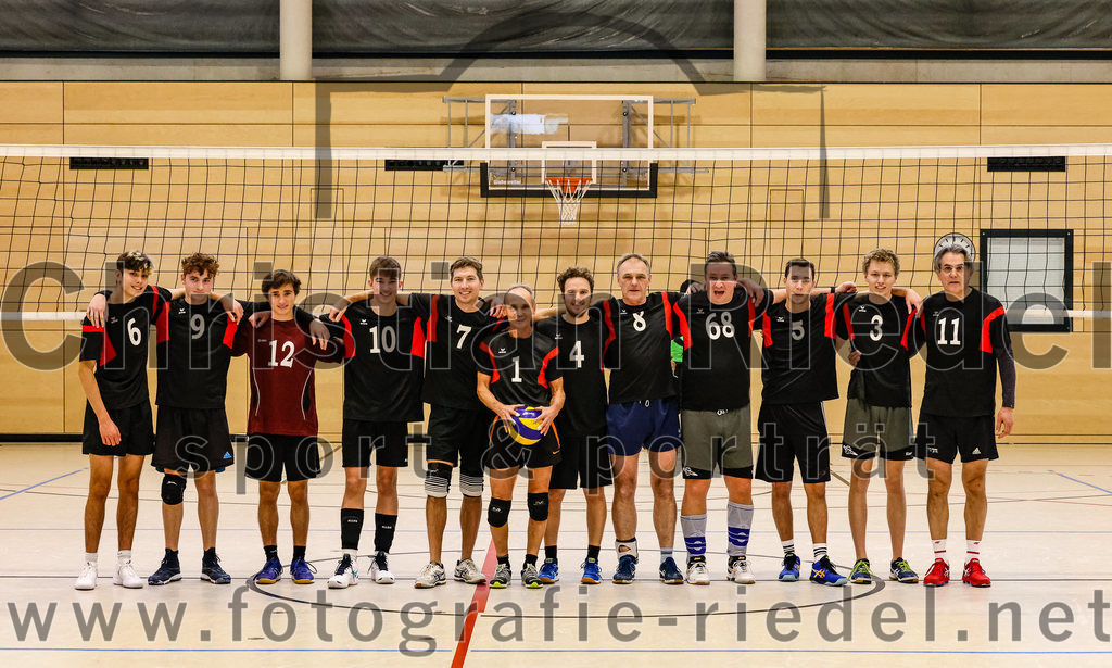 2021-11-27_035_TuS_Oberding_II_gegen_MTV_1881_Ingolstadt_III | Oberding, Deutschland, 27.11.2021:
Volleyball, Kreisliga 2021 / 2022, 5. Spieltag, TuS Oberding II gegen MTV 1881 Ingolstadt III, Endergebnis: 3:2

Nicolas Barbona (TuS Oberding, #6), Hayden Lorenz (TuS Oberding, #9), Lucas John (TuS Oberding, #12), Christian Tiru (TuS Oberding, #10), Christoph Stegemann (TuS Oberding, #7), Andreas Ruß (TuS Oberding, #1), Hendrik Gerdes (TuS Oberding, #4), Karlheinz Ismair (TuS Oberding, #8), Thomas Forster (TuS Oberding, #68), Corbinian Prell (TuS Oberding, #5), Karl Scholz (TuS Oberding, #3), Gregor Bartkowski (TuS Oberding, #11)

Foto: Christian Riedel / fotografie-riedel.net